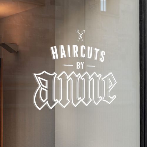 De raamsticker die ik voor Anne Hink (Haircuts by Anne) maakte