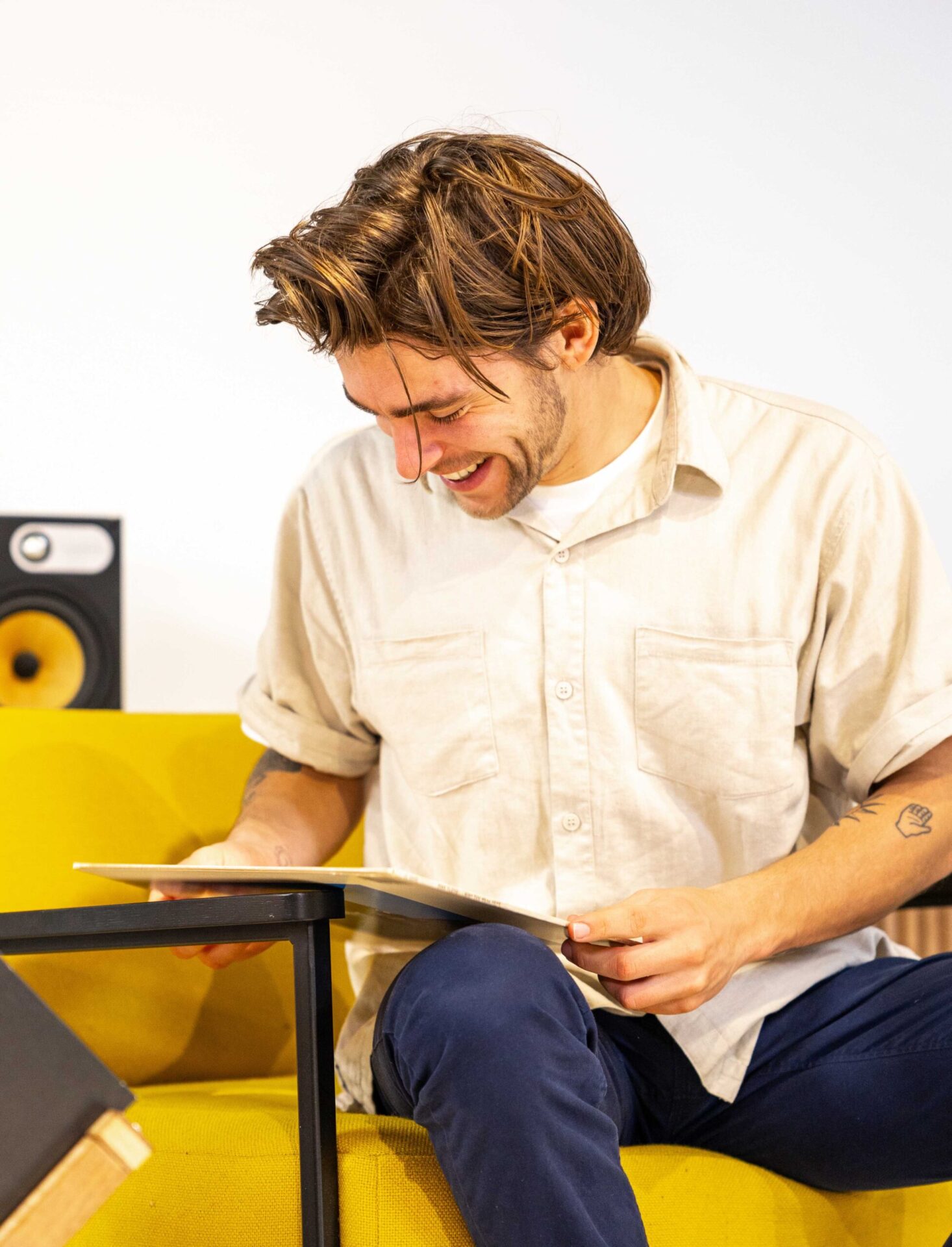 Grafisch ontwerper Sjoerd van Schagen met vinyl platen